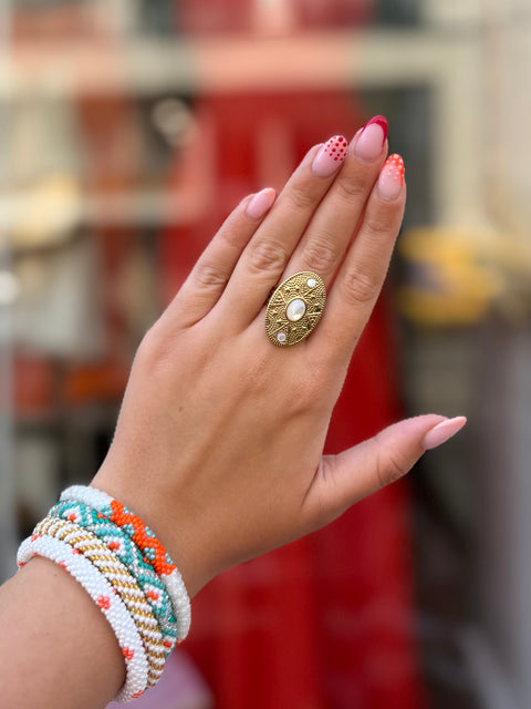 Bague Ovale Dorée Filigranée – Pierre Nacrée