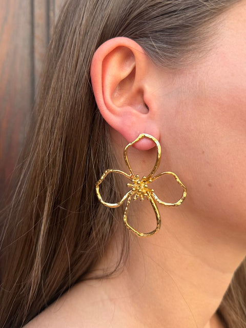 Boucles d'Oreilles Puce Fleur Dorée Filaire – Texture Martelée