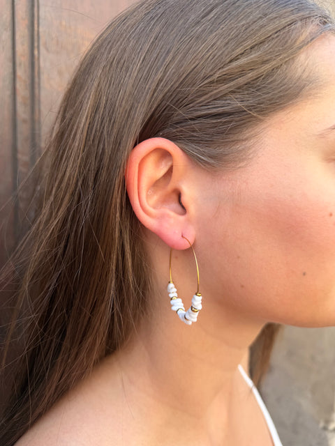 Boucles d'Oreilles Créole Allongée Dorée – Perles Blanches Heishi