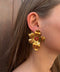 Boucles d'Oreilles Puce Fleur Dorée Texturée – Cœur Rouge