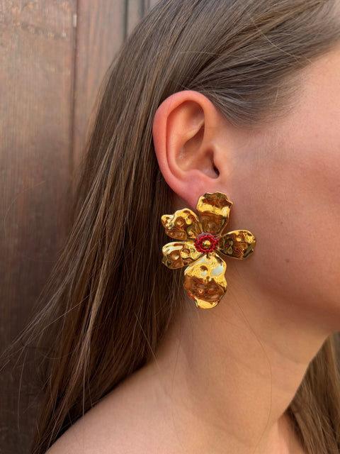 Boucles d'Oreilles Puce Fleur Dorée Texturée – Cœur Rouge