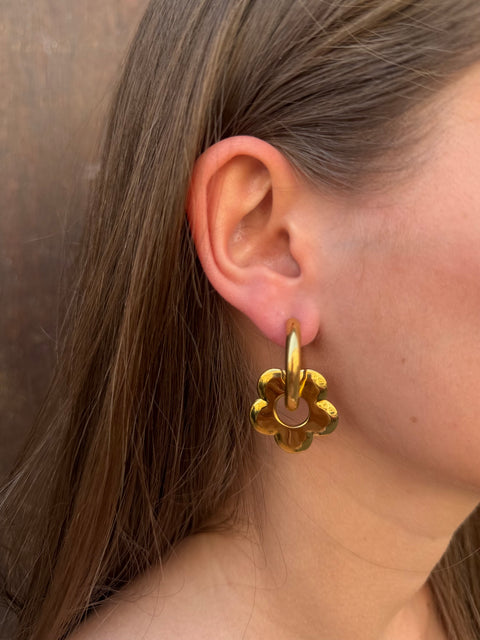 Boucles d'Oreilles Créole Dorée – Pendentif Fleur Ajourée