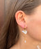 Boucles d'Oreilles Créole Dorée – Fleurs Nacrées & Chaînette Perle