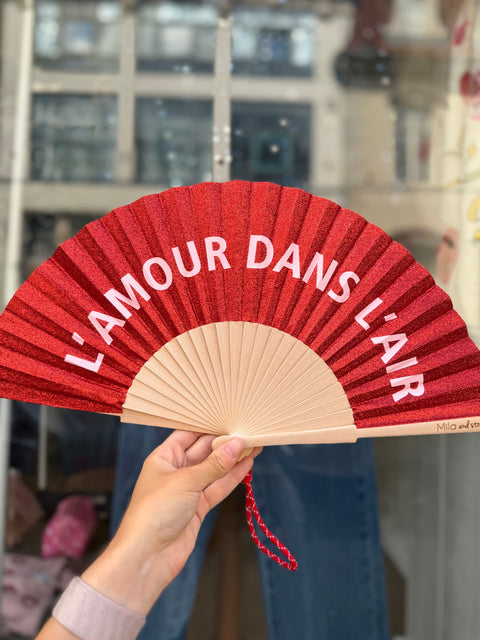 Éventail Rouge "L'Amour dans l'air"